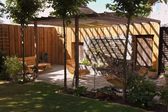 „Überdachte Sitzecke aus Holz im Garten“