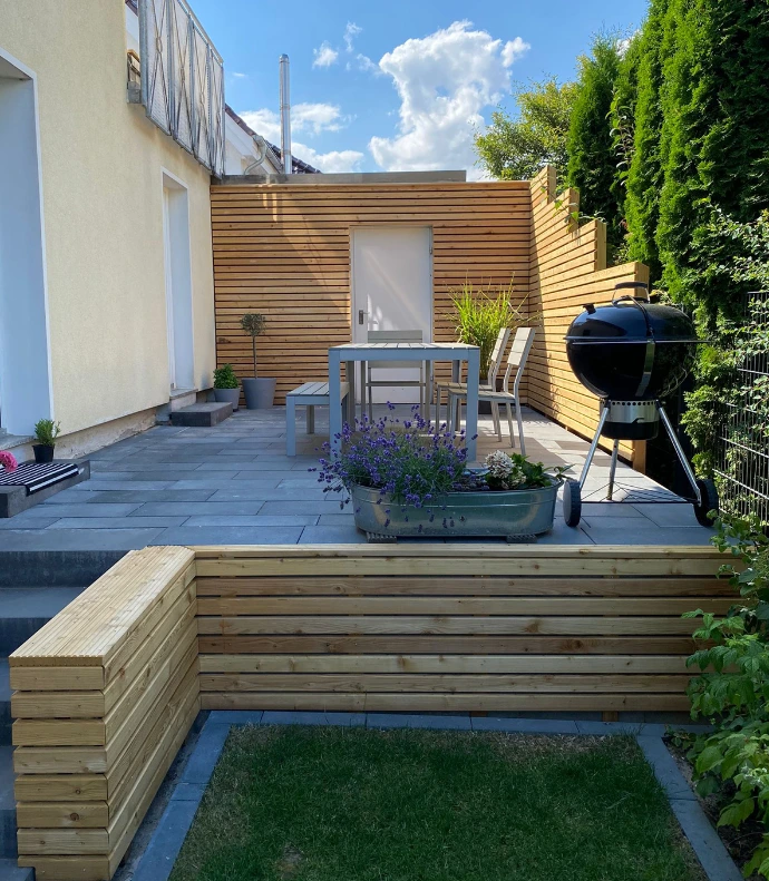 Fassadenverkleidung mit Lärchenholz an einem Wohnhaus im Kreis Herford